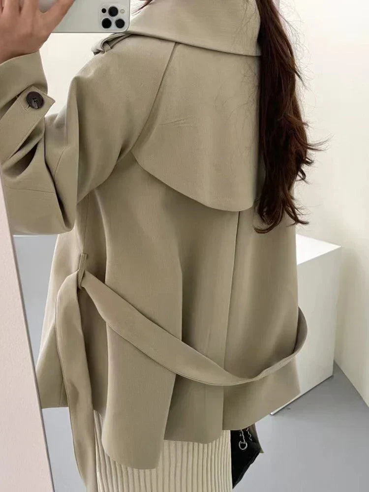 Eleganter Khaki-Umlege-Trenchcoat mit Gürtel