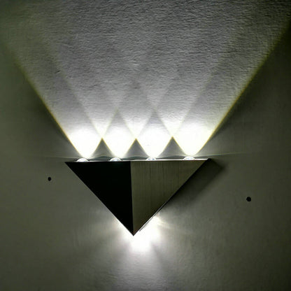 Avelena | TriLumina Prisma LED Wandleuchte | Kreatives Pyramidendesign | Aluminium & Acryl | Farbige Lichtoptionen