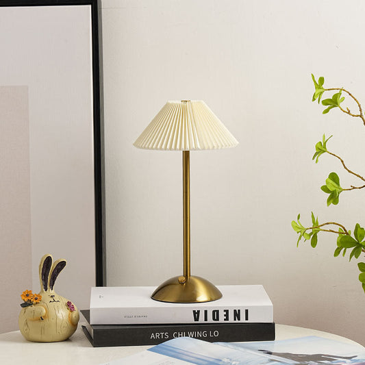 Avelena | Zeitgenössische skandinavische wiederaufladbare Eisenstoff konische plissierte LED-Tischlampe für Nachttisch