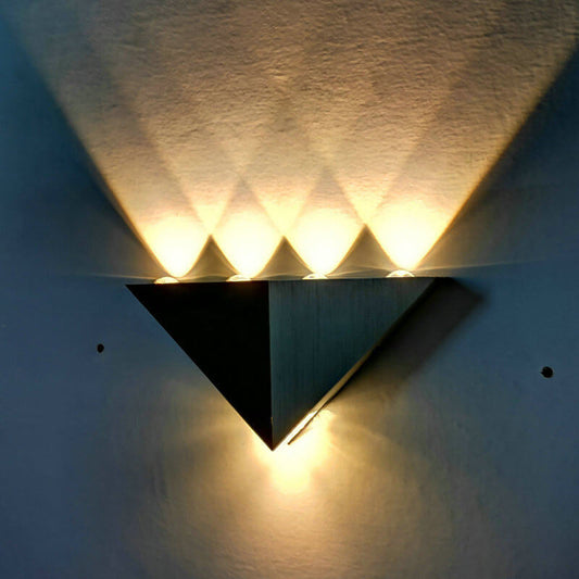 Avelena | TriLumina Prisma LED Wandleuchte | Kreatives Pyramidendesign | Aluminium & Acryl | Farbige Lichtoptionen