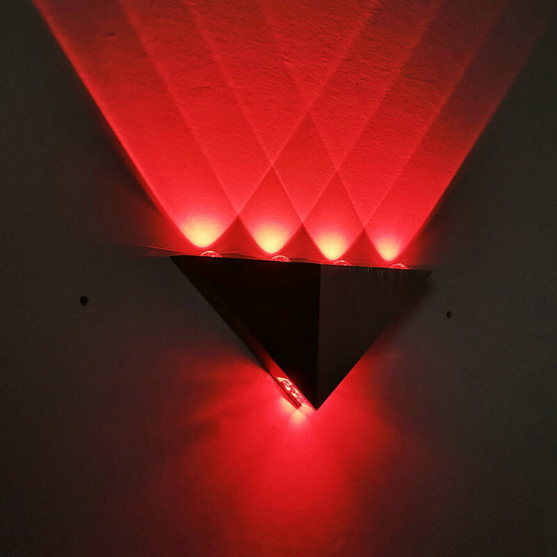 Avelena | TriLumina Prisma LED Wandleuchte | Kreatives Pyramidendesign | Aluminium & Acryl | Farbige Lichtoptionen