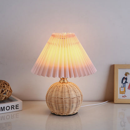Avelena | RattaLume Nordic LED Tischlampe | Geflochtenes Rattan & Faltstoffschirm | Stimmungslicht | Deko fürs Schlafzimmer