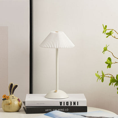 Avelena | Zeitgenössische skandinavische wiederaufladbare Eisenstoff konische plissierte LED-Tischlampe für Nachttisch