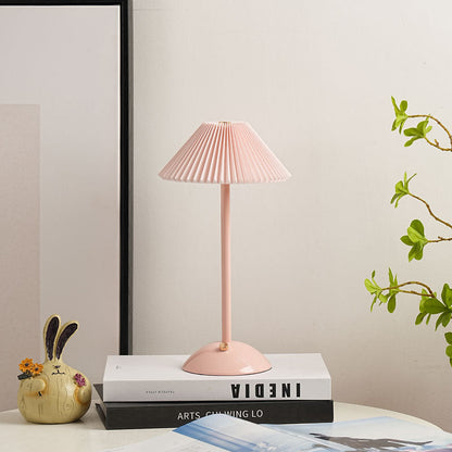 Avelena | Zeitgenössische skandinavische wiederaufladbare Eisenstoff konische plissierte LED-Tischlampe für Nachttisch