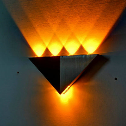 Avelena | TriLumina Prisma LED Wandleuchte | Kreatives Pyramidendesign | Aluminium & Acryl | Farbige Lichtoptionen