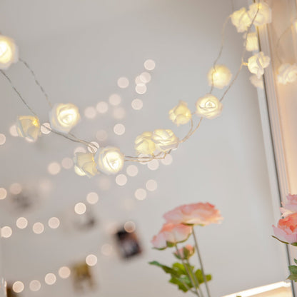 Avelena | 30er LED Rosen Lichterkette  warmweiß