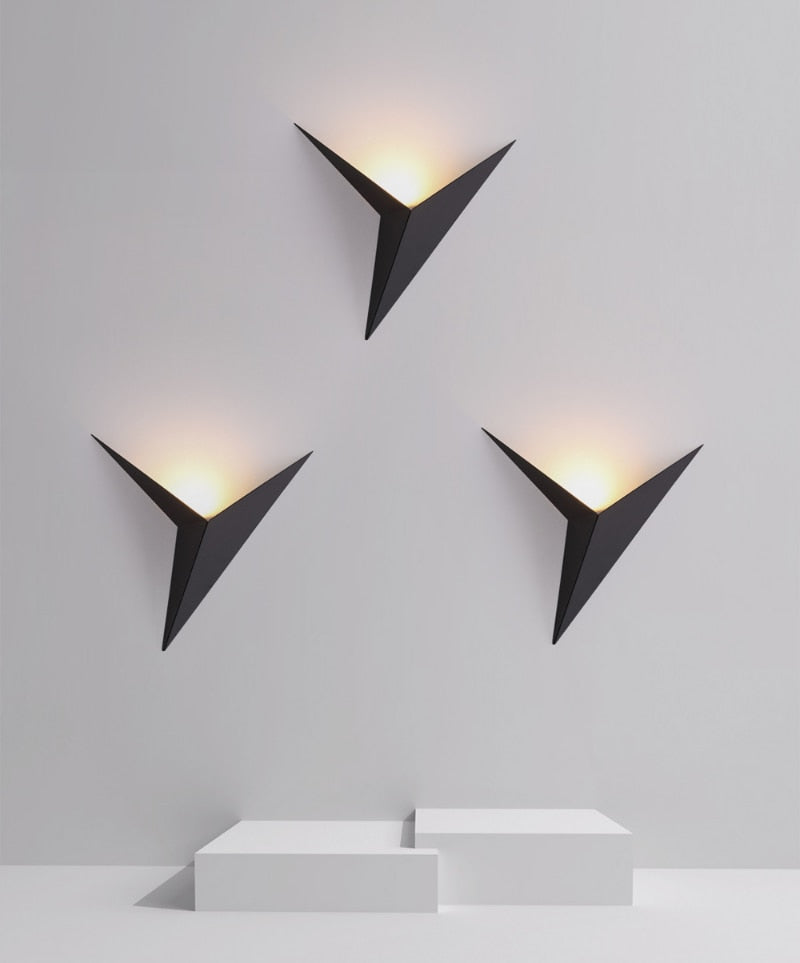 Avelena | Dreieckige Wandlampe – Minimalistisches Design