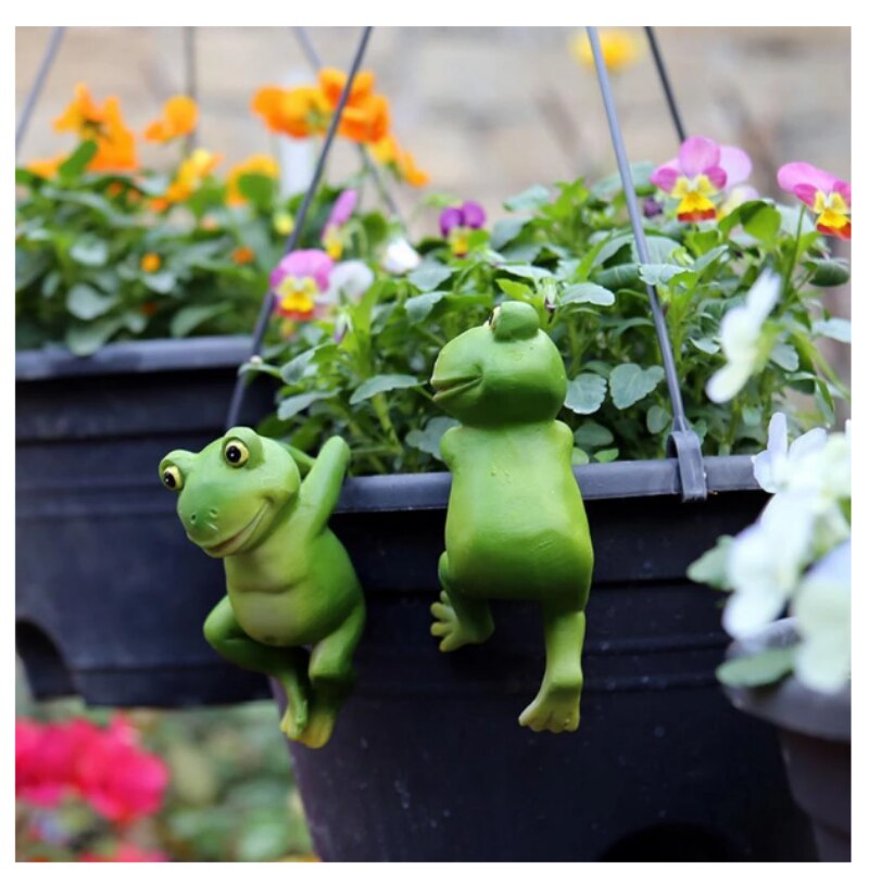 Avelena | Delightful Frog Hair Statue