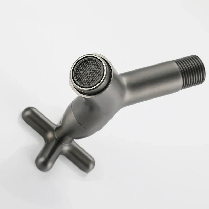 Avelena | BrassFlow – Wandmontierter Kaltwasserhahn aus massivem Messing