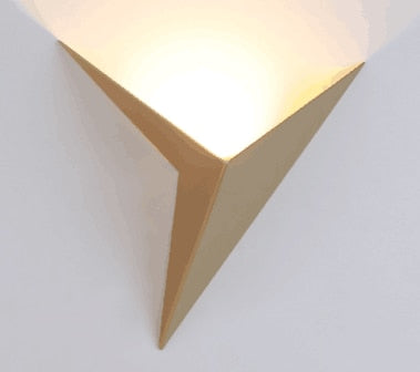 Avelena | TriGlow – Dreieckige Wandlampe für schlanke, moderne Beleuchtung