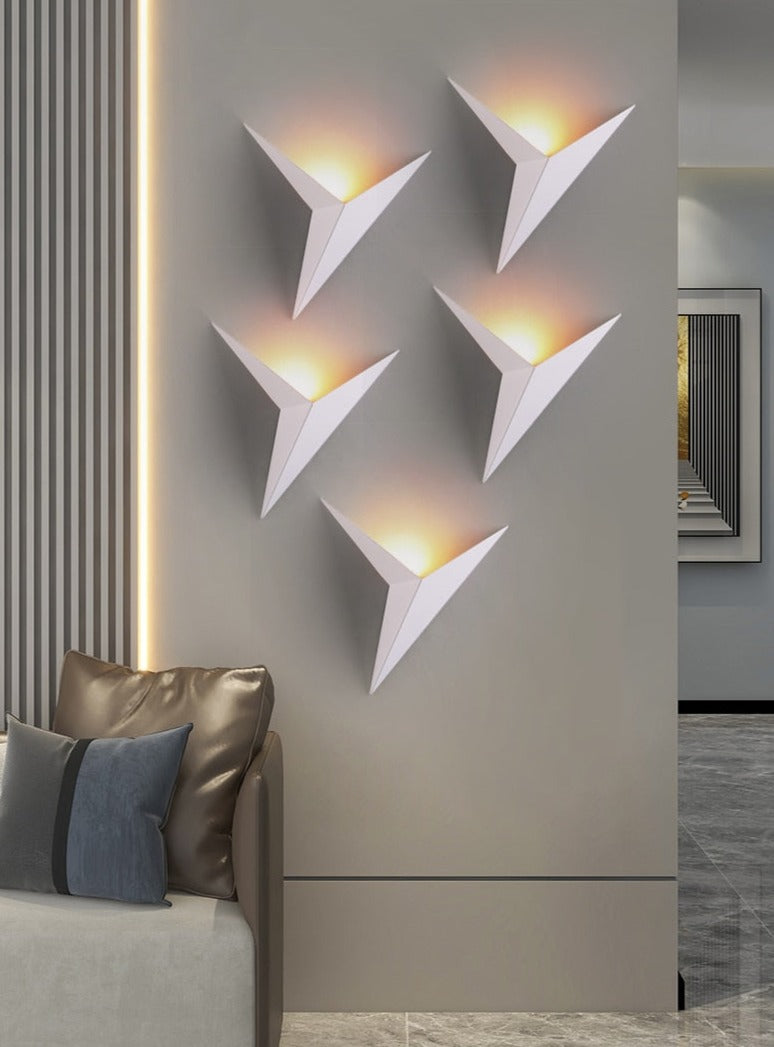Avelena | TriGlow – Dreieckige Wandlampe für schlanke, moderne Beleuchtung
