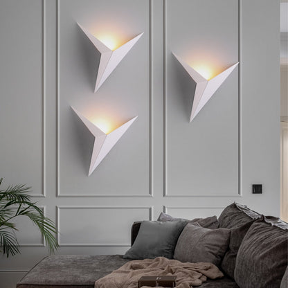Avelena | TriGlow – Dreieckige Wandlampe für schlanke, moderne Beleuchtung