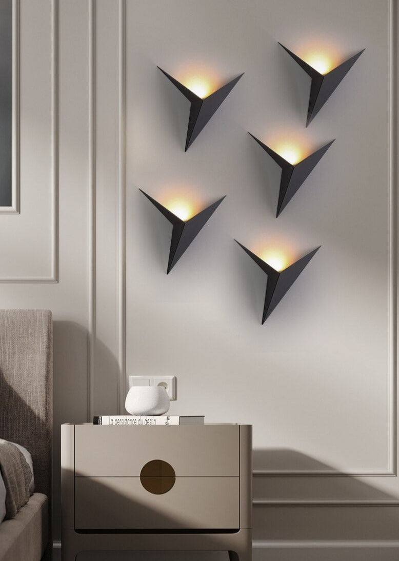 Avelena | TriGlow – Dreieckige Wandlampe für schlanke, moderne Beleuchtung