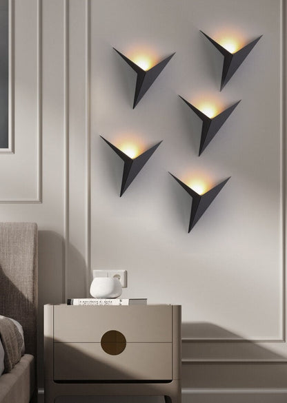 Avelena | TriGlow – Dreieckige Wandlampe für schlanke, moderne Beleuchtung