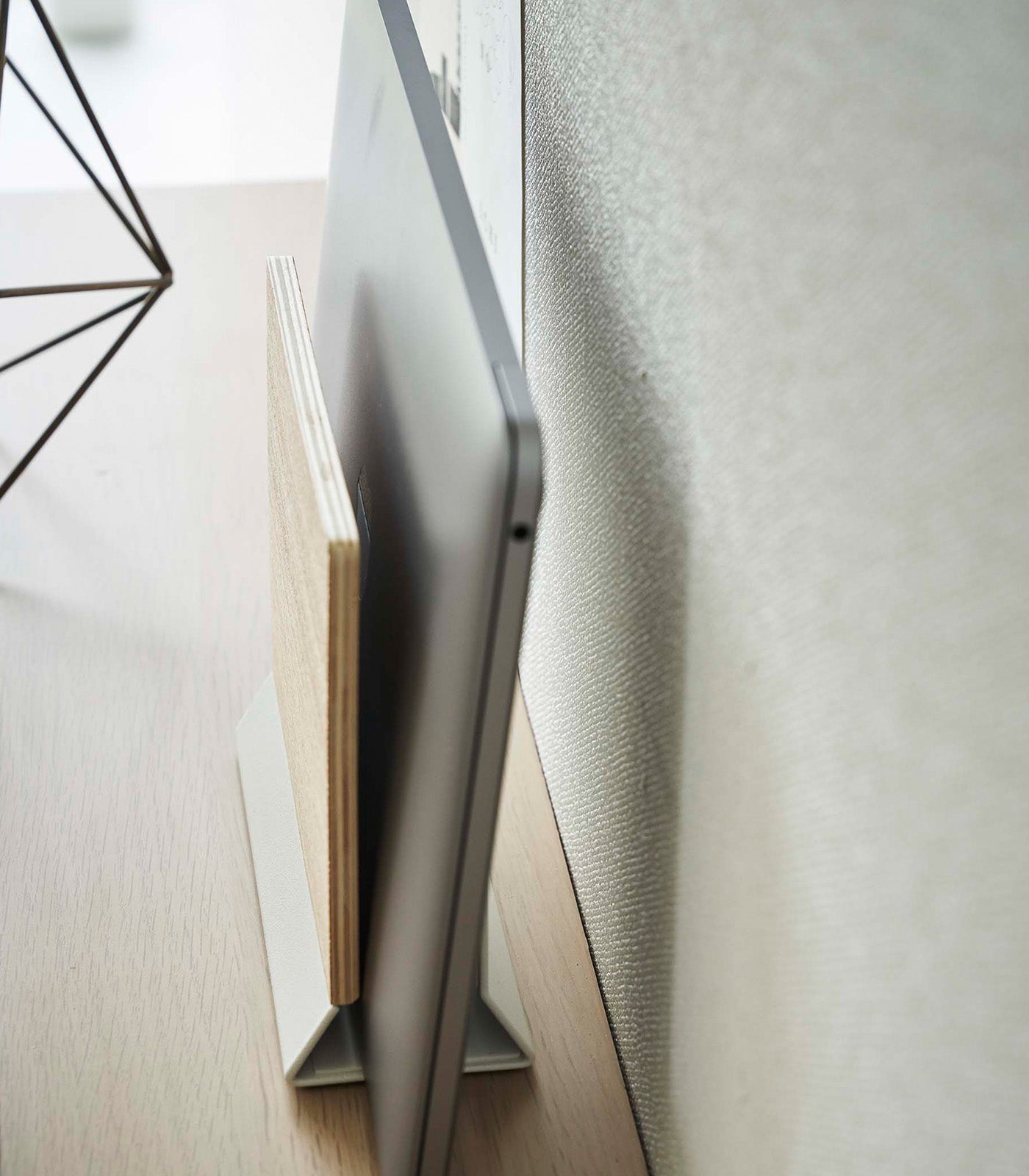 Avelena | Slim Laptop Stand - Stahl + Holz