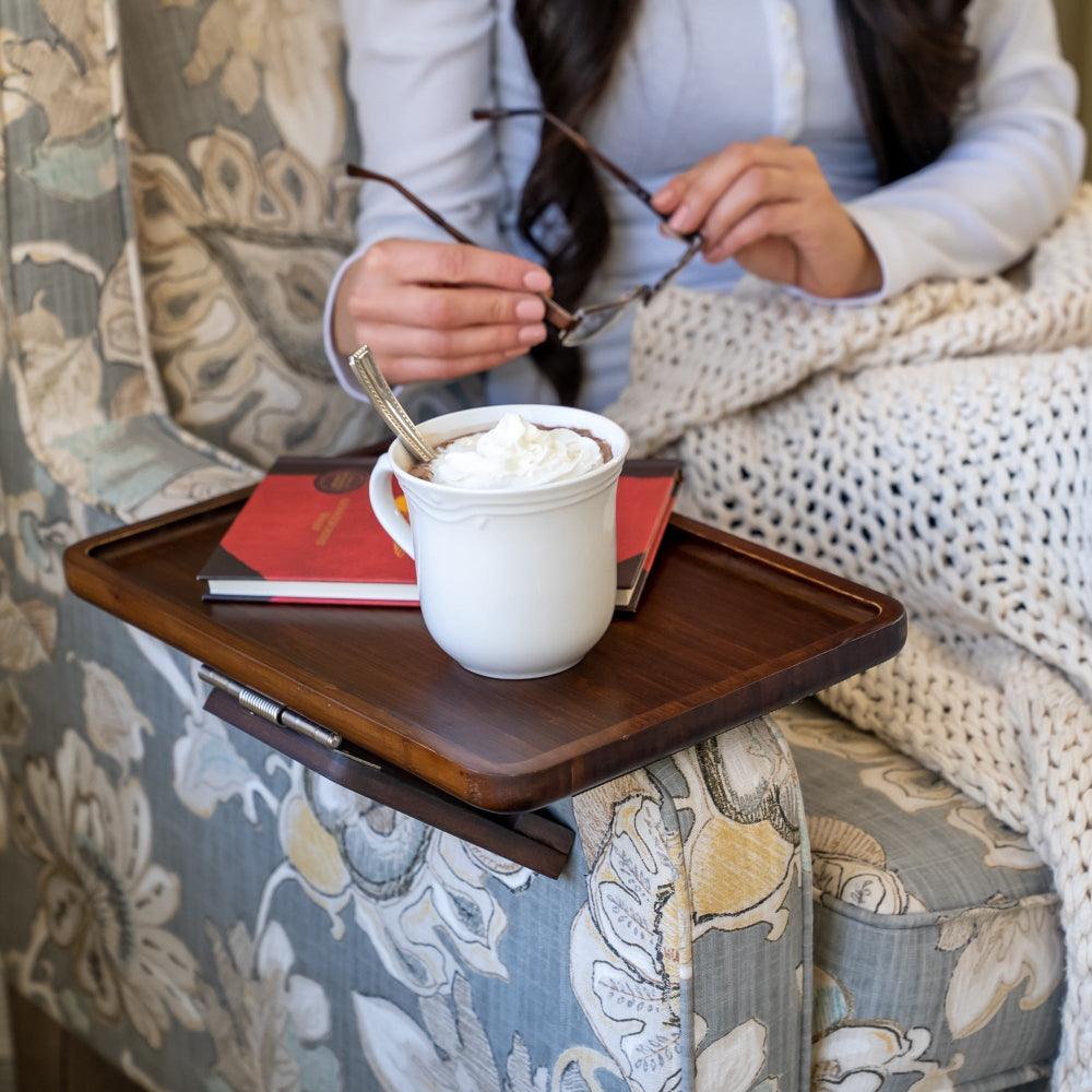 Avelena | SofaMate – Verstellbarer Sofaarmablagetisch für Getränke, Snacks und Fernbedienung Aufbewahrung