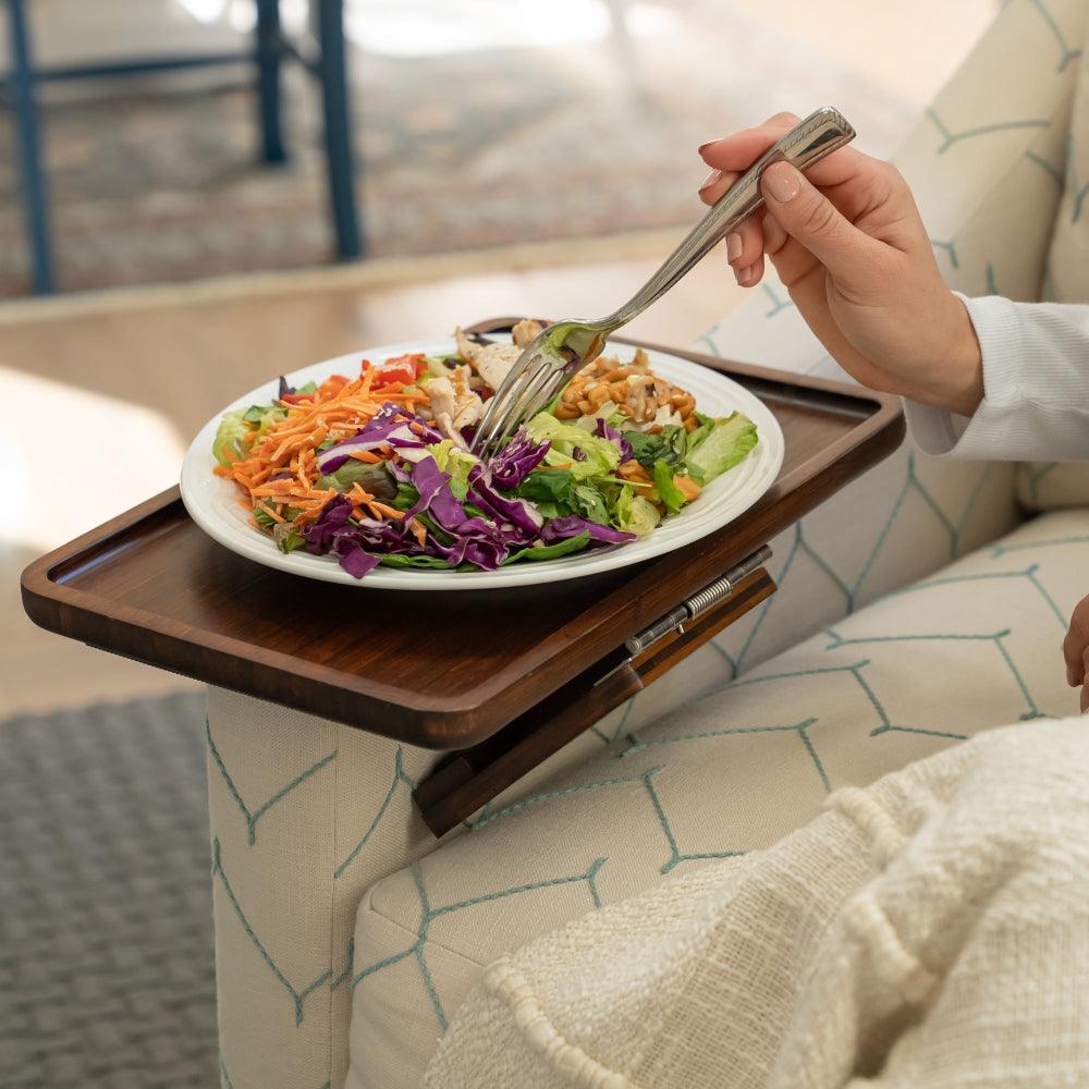 Avelena | SofaMate – Verstellbarer Sofaarmablagetisch für Getränke, Snacks und Fernbedienung Aufbewahrung