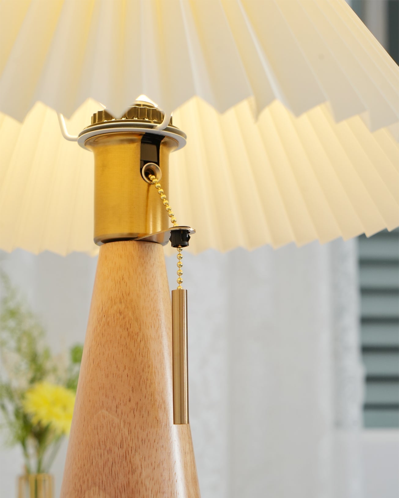 Avelena | AntiqueRadiance – Elegante Holz- und Metalltischlampe