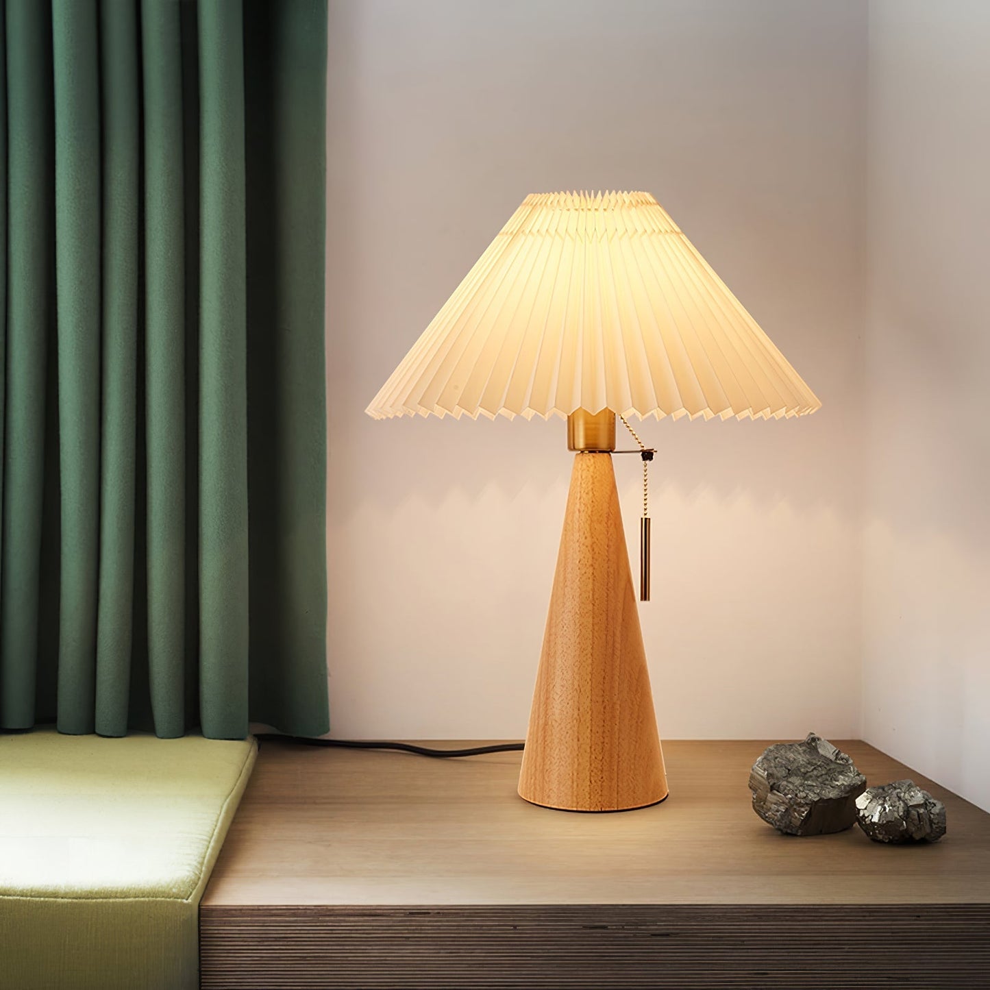 Avelena | AntiqueRadiance – Elegante Holz- und Metalltischlampe