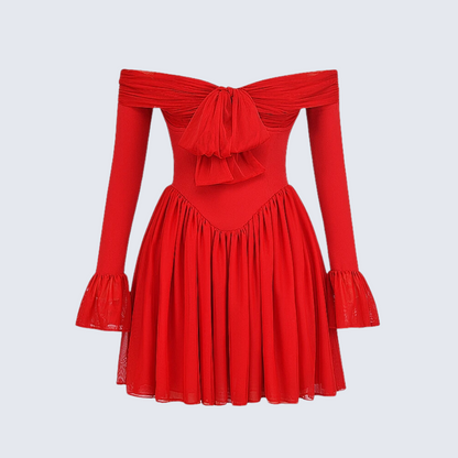 Rotes, schulterfreies, ausgestelltes Kleid