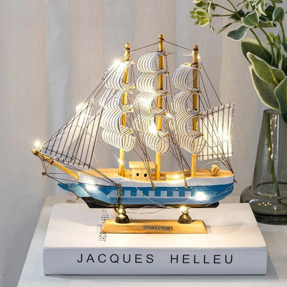 Avelena | Royaleva Nordic Holz Segelboot Skulptur - LED beleuchtetes Dekorstück, batteriebetrieben