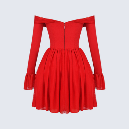 Rotes, schulterfreies, ausgestelltes Kleid