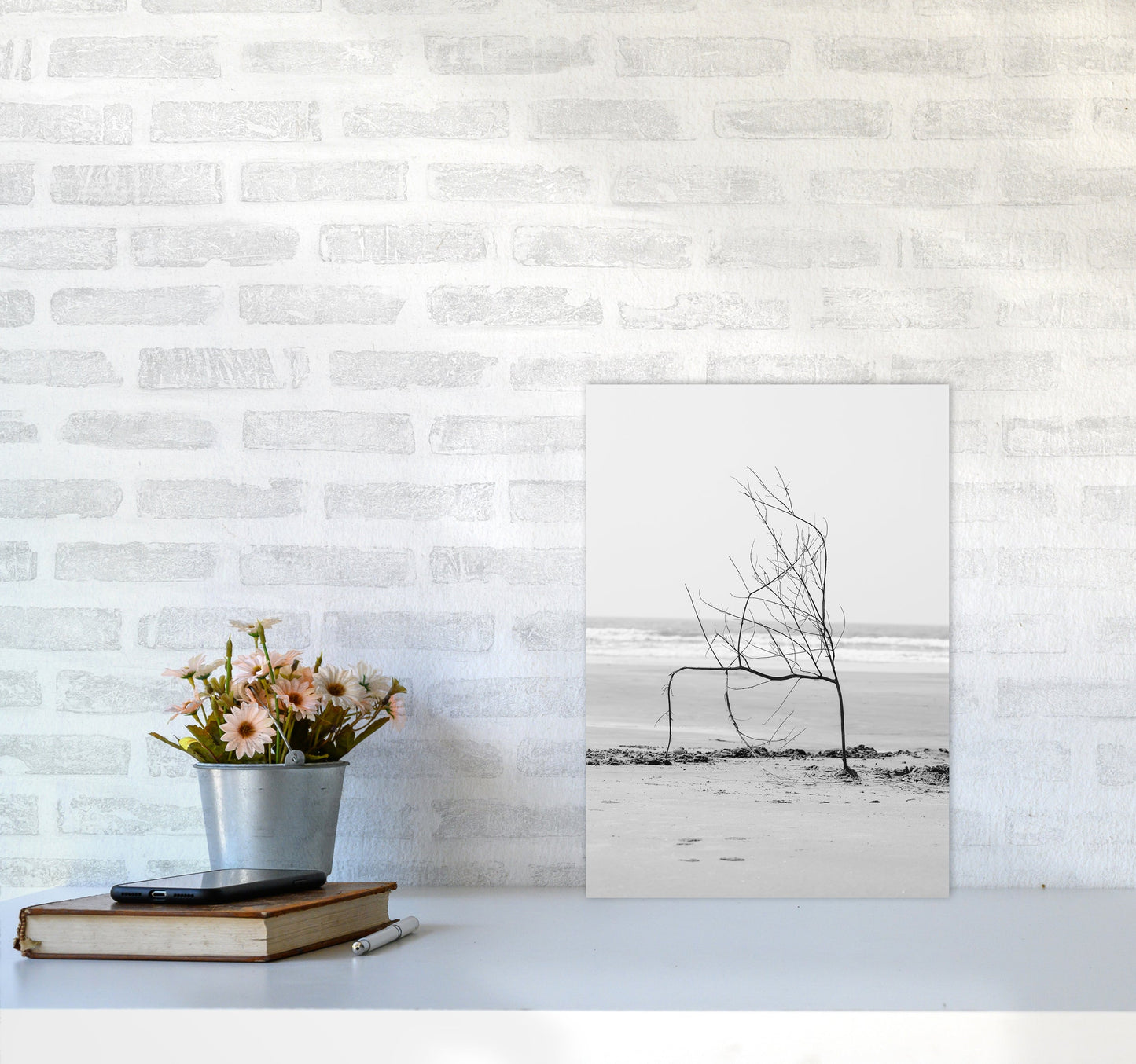 Avelena | Strand Skulptur Fotografie Druck von Victoria Frost