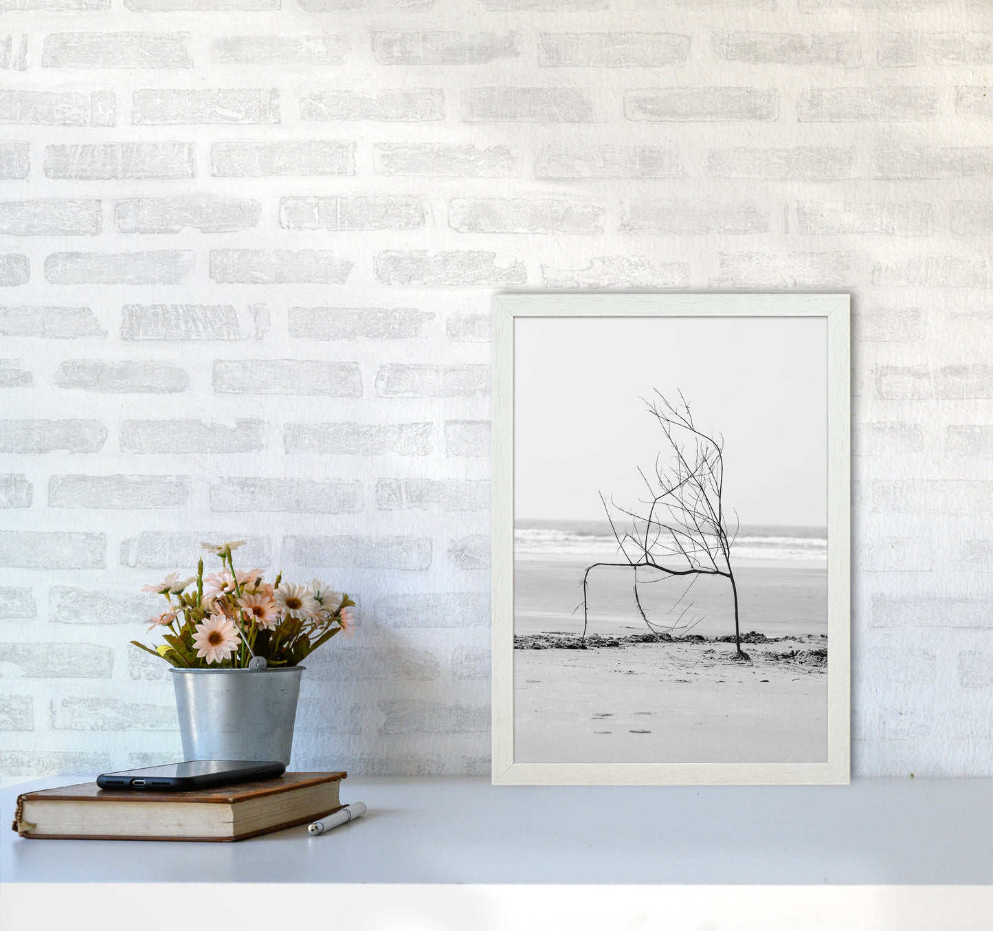 Avelena | Strand Skulptur Fotografie Druck von Victoria Frost