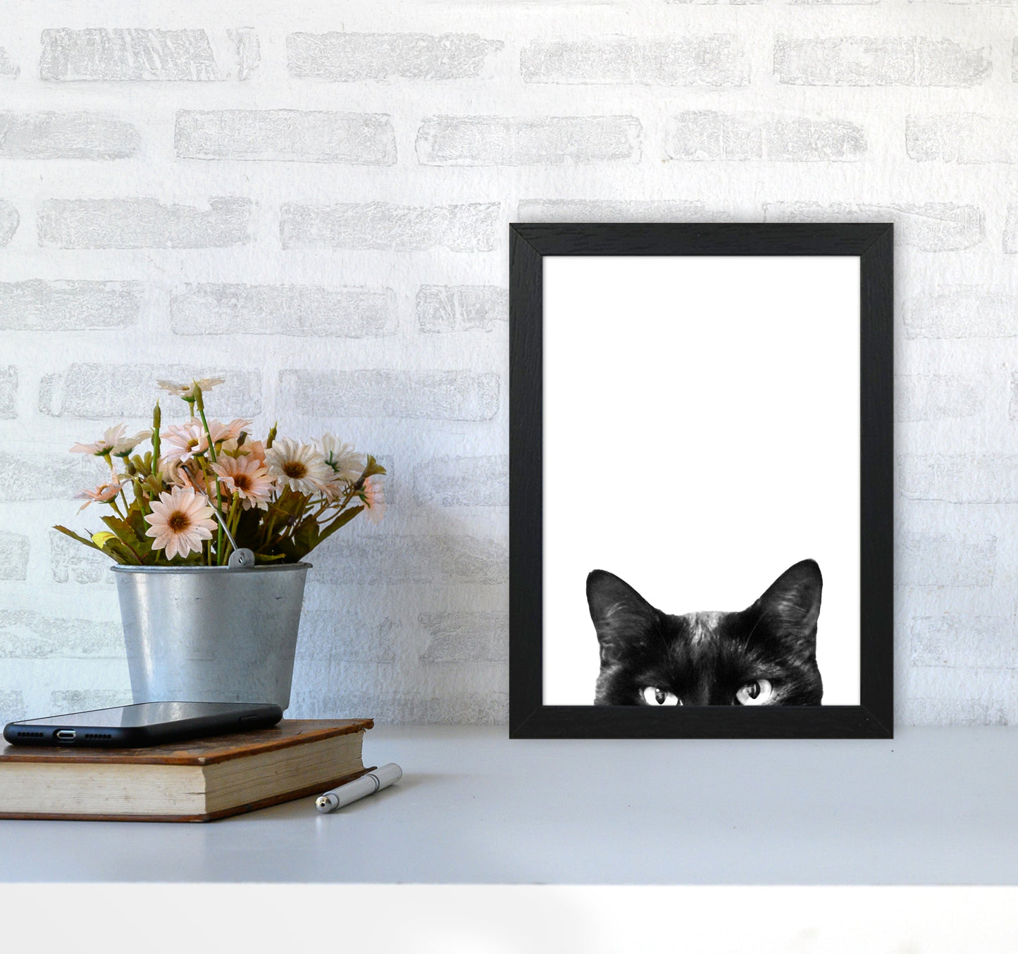 Avelena | Schwarze Katze Fotografie Druck von Victoria Frost