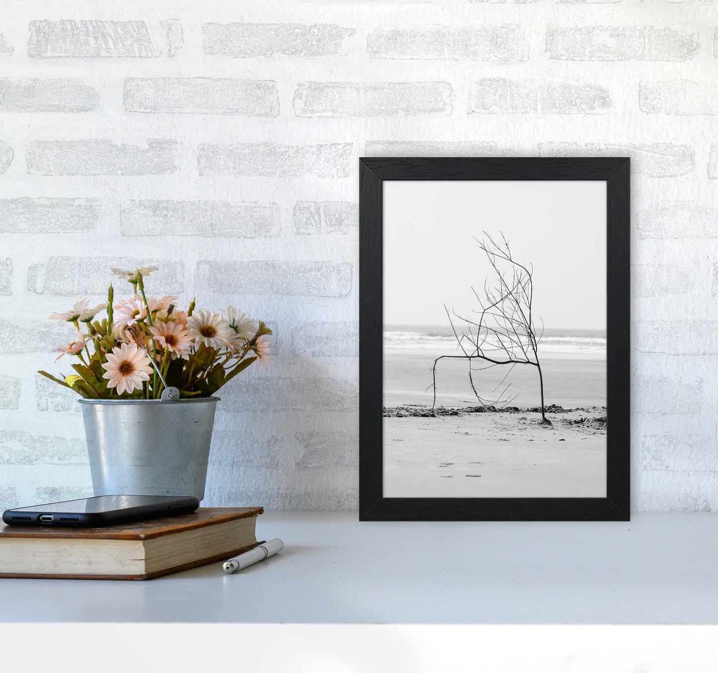 Avelena | Strand Skulptur Fotografie Druck von Victoria Frost