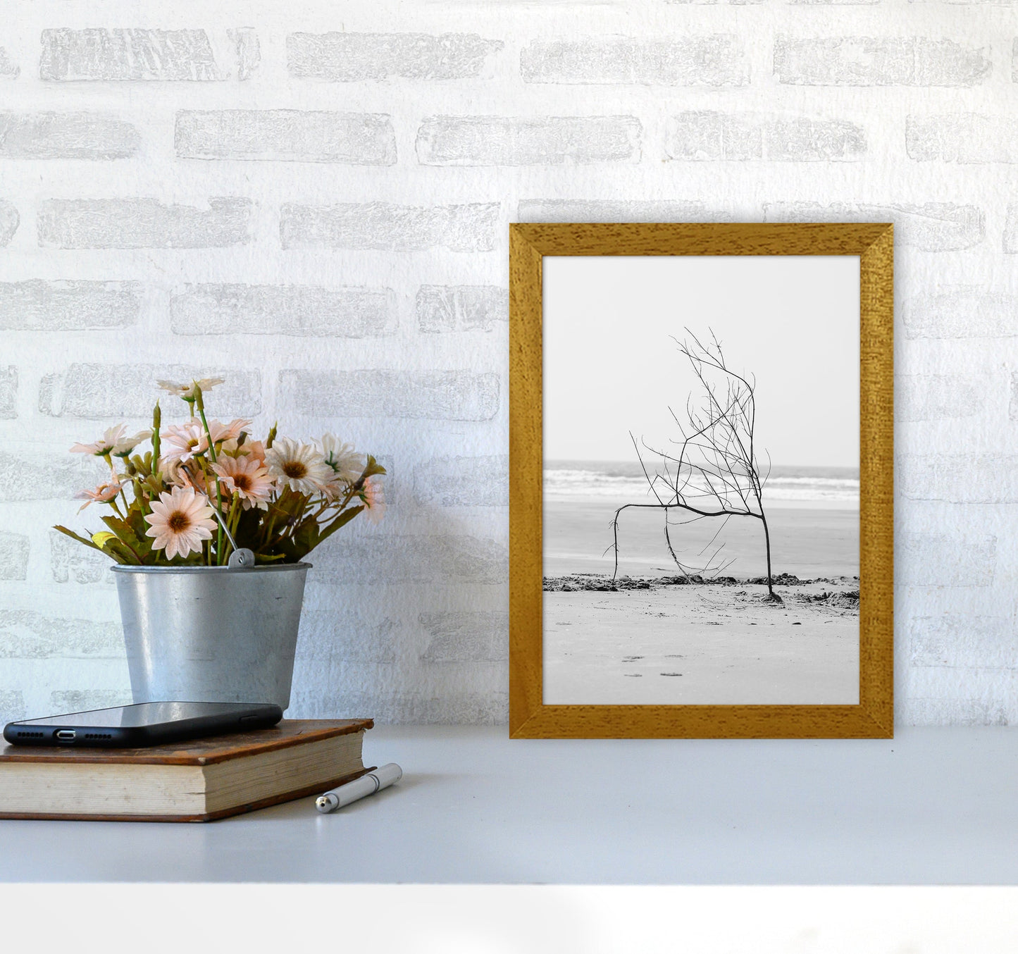 Avelena | Strand Skulptur Fotografie Druck von Victoria Frost