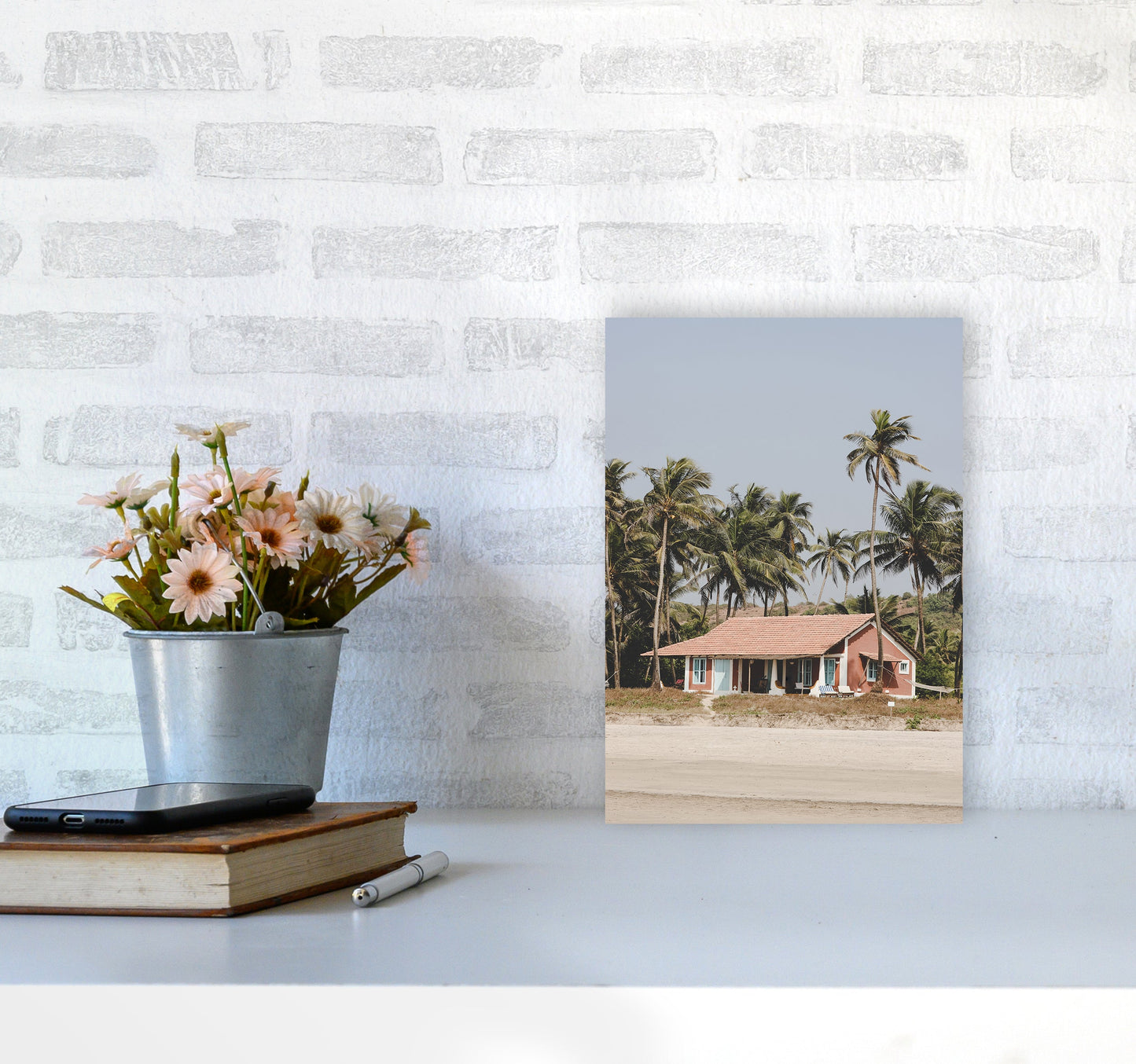 Avelena | Beach House Fotografie Druck von Victoria Frost