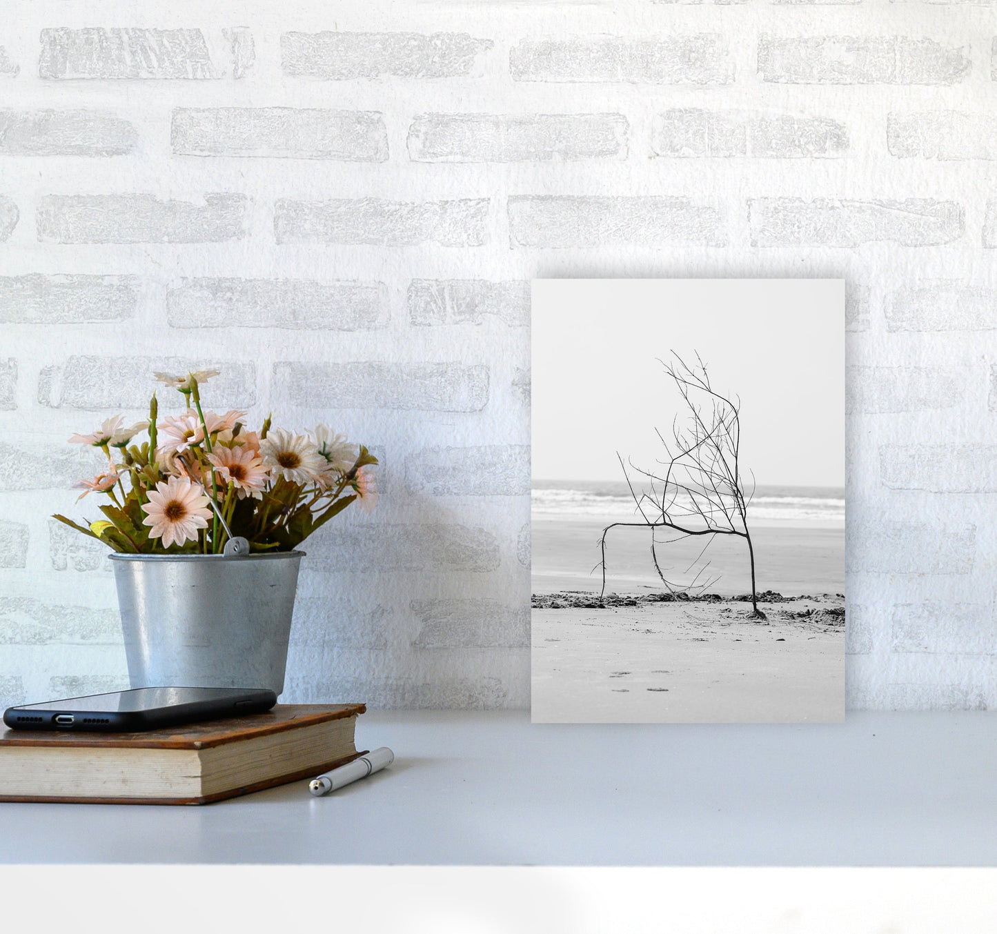 Avelena | Strand Skulptur Fotografie Druck von Victoria Frost