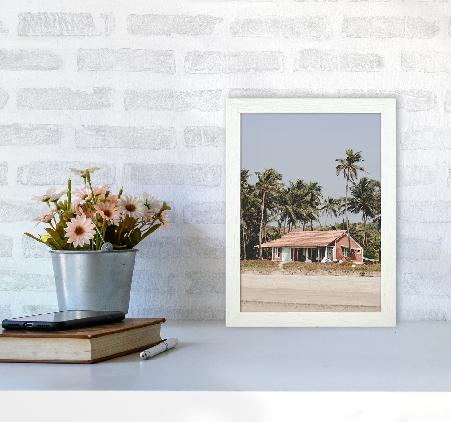 Avelena | Beach House Fotografie Druck von Victoria Frost