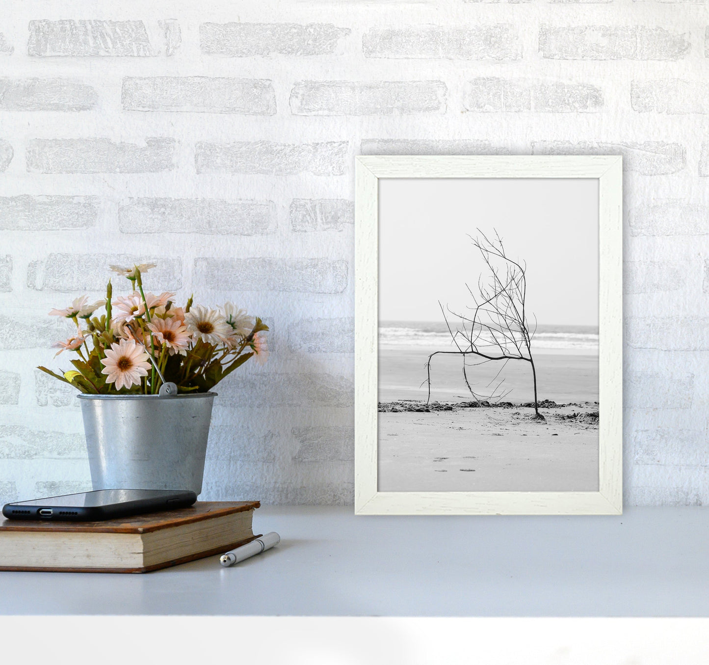 Avelena | Strand Skulptur Fotografie Druck von Victoria Frost