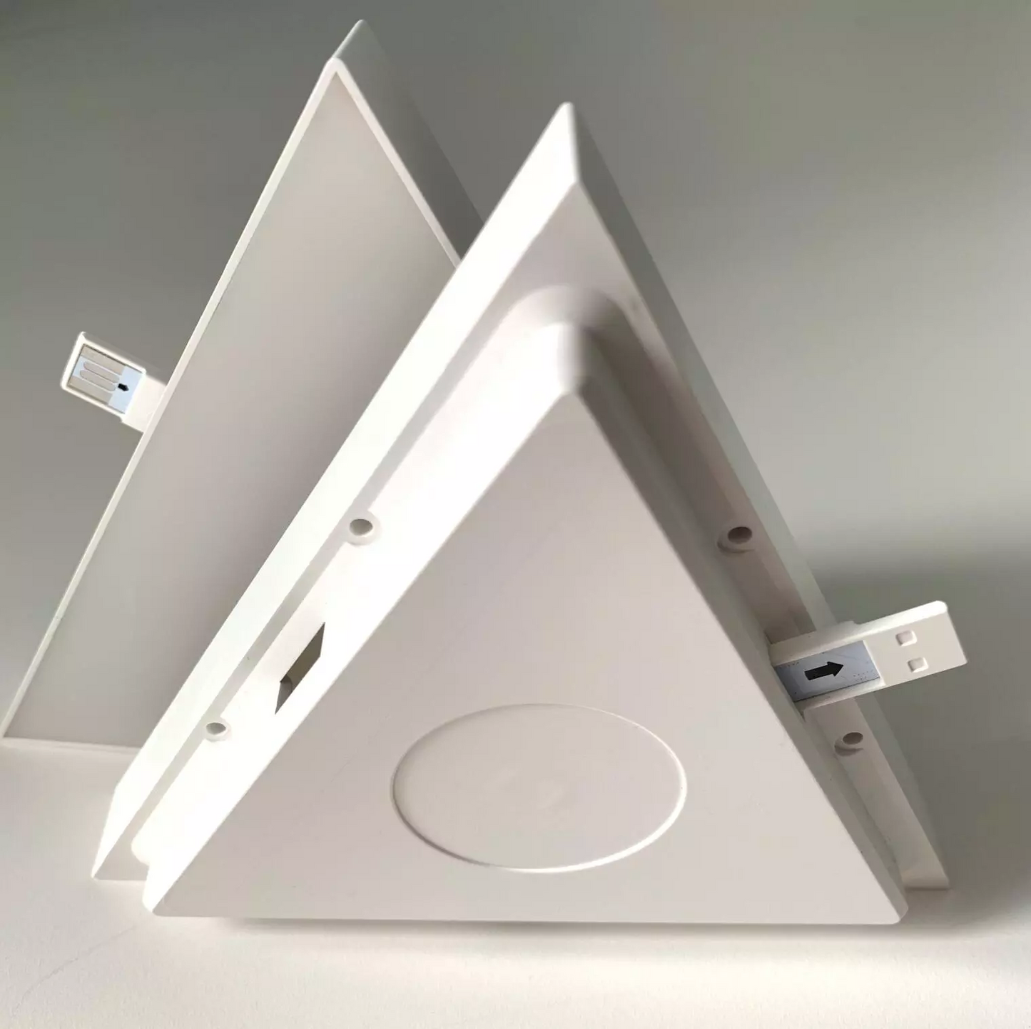 Avelena | Wandbeleuchtung – Dreieckige Farb-Led mit Smd, App und Ir