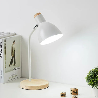 Avelena | Holztischlampe – Kreative skandinavische Schreibtischlampe aus Holz und Metall