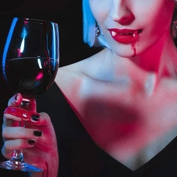 Avelena | Automatisch einziehbare Vampirzähne