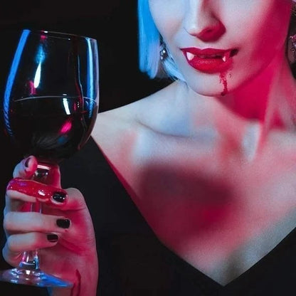 Avelena | Automatisch einziehbare Vampirzähne