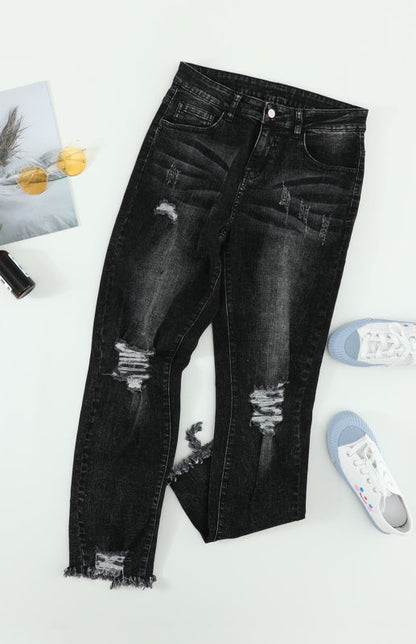 Klassische, verwaschene Slim-Fit-Jeans mit mittlerer Leibhöhe und Rissen