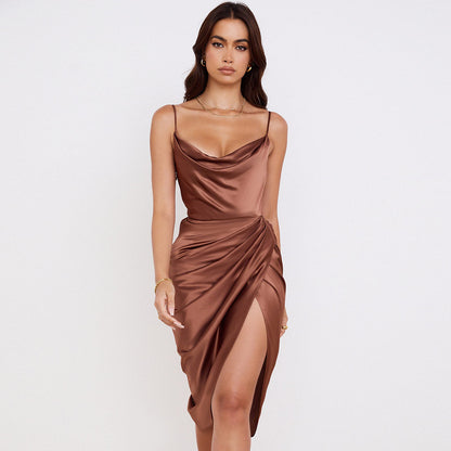 Asymmetrisches, gerüschtes Satin-Midikleid mit Wasserfallausschnitt und Schlitz - Schokolade