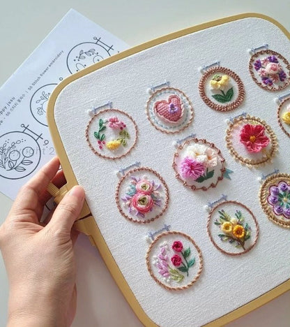 Avelena | Stickrahmen Set „Kleiner Blumenrahmen“ | DIY Stickerei | 12 Designs | Für Anfänger