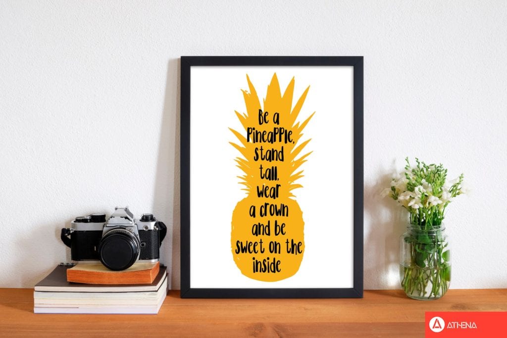 Avelena | Sei eine Ananas Gelber Rahmen Typografie Wandkunst Druck