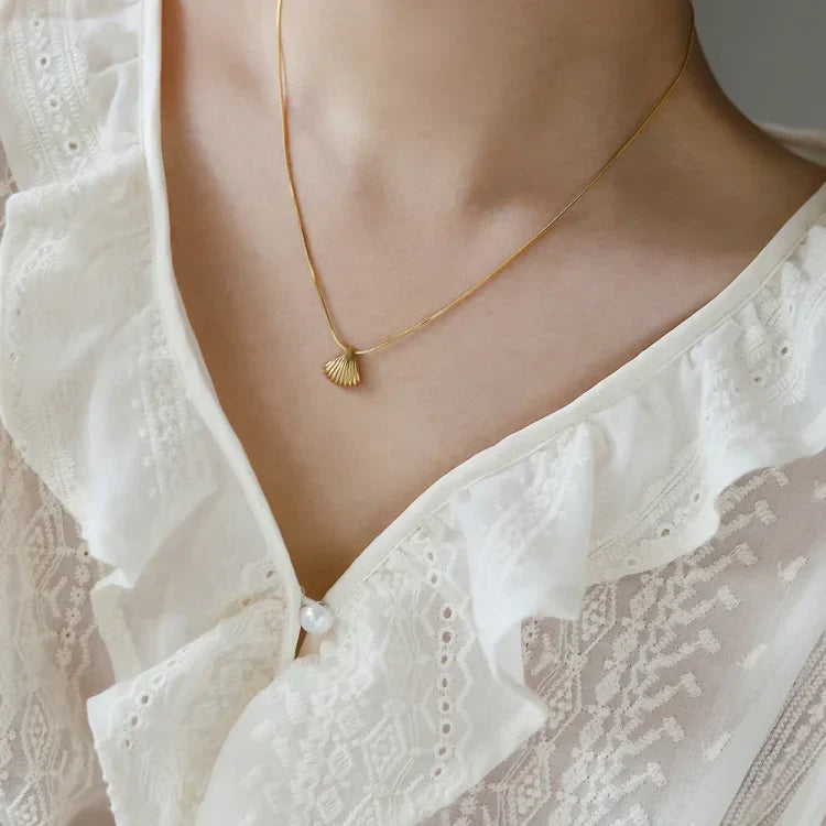 Avelena | Gold Saint James Shell Flower Necklace Lilac