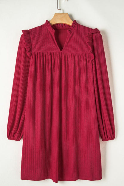 Avelena | Langärmeliges Kleid mit Rüschen und Einkerbungen