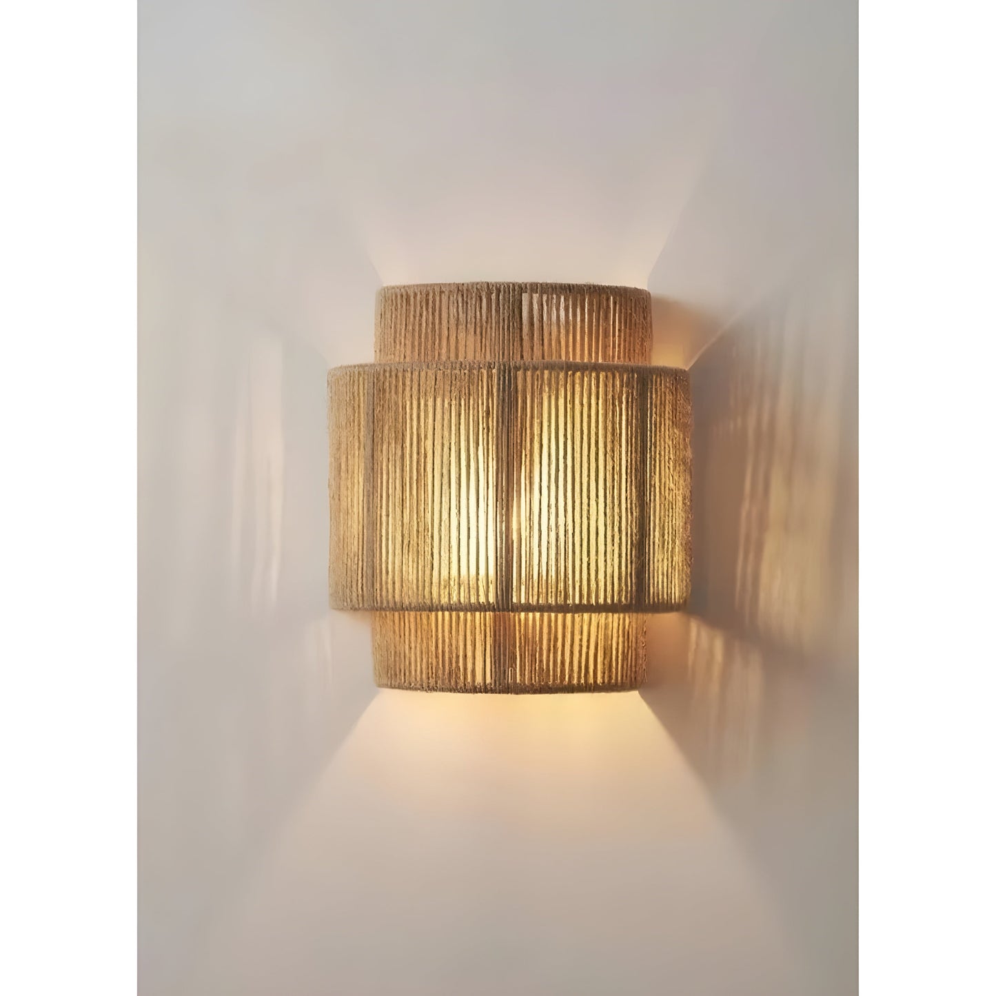 Avelena | Zeitgenössische Rattan Geflochtene Wandlampe - WeaveGlow