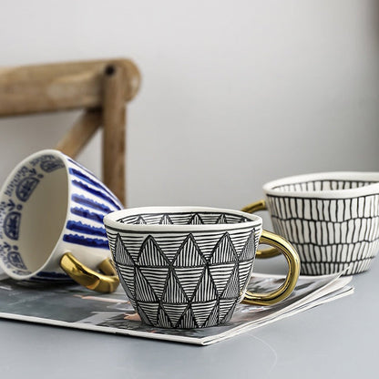 Avelena | Tasse mit abstraktem geometrischem Muster und goldenem Henkel