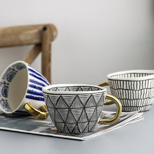 Avelena | Tasse mit abstraktem geometrischem Muster und goldenem Henkel
