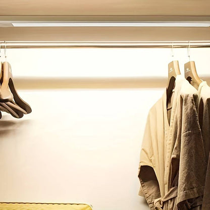 Avelena | Ultra-dünnes LED GlowLight – USB wiederaufladbare Bewegungssensor Cabinet Light mit magnetischem Rücken für Küche, Kleiderschrank oder Schränke