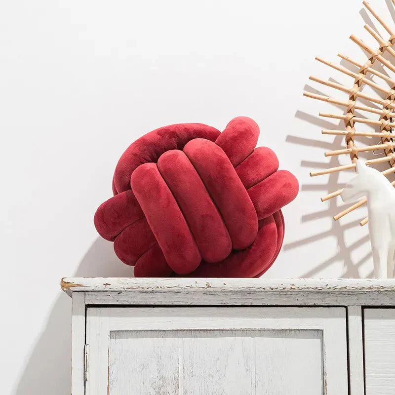 Avelena | Dekoratives, weiches Kissen mit geknotetem Ball in Wildlederoptik